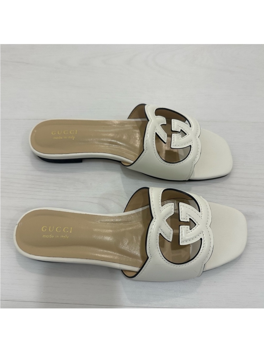 Interlocking G White Leather Slide Sandals - Picture 4 of 4